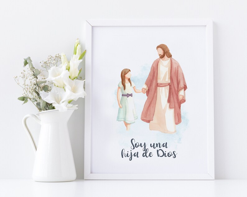 Puede incluir: Una pintura de acuarela de Jes&uacute;s caminando con una ni&ntilde;a. La ni&ntilde;a lleva un vestido azul claro y una cinta morada en el pelo. Jes&uacute;s lleva una t&uacute;nica roja. El texto "Soy una hija de Dios" est&aacute; escrito debajo de ellos.