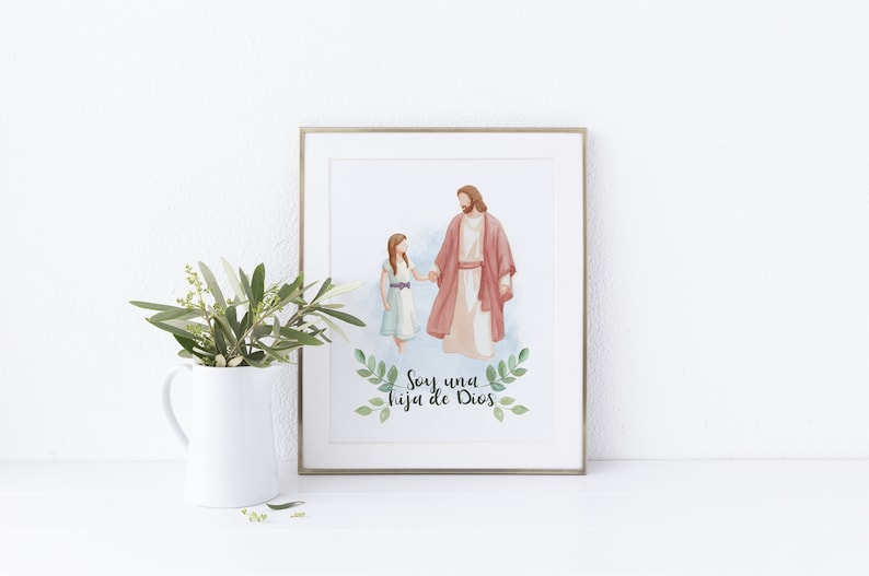 Puede incluir: Una pintura de acuarela de una ni&ntilde;a de la mano de Jes&uacute;s. La ni&ntilde;a lleva un vestido azul y blanco y Jes&uacute;s lleva una t&uacute;nica roja. El texto "Soy una hija de Dios" est&aacute; escrito debajo de la imagen.