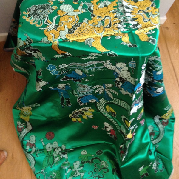 Oh, comme ça brille ! vintage chinois brocart wallhanging / tissu, d’une belle, qualité épaisse. Avec des dragons d’or et jouer des enfants. Années cinquante?