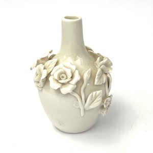 Vintage pequeño jarrón de porcelana blanca estilo blanc de chine con relieve floral, década de 1960, pequeño y encantador jarrón de porcelana blanca