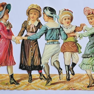 Könnte beinhalten: Ein Papier-Ausschnitt im Vintage-Stil, der fünf Kinder zeigt, die sich an den Händen halten und einen Kreis bilden. Die Figuren tragen farbenfrohe historische Kleidung wie Kleider, ein Matrosenhemd und Hüte auf einem strukturierten Blumenboden.
