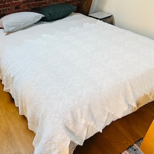 Gorgeous hand crocheted antique/vintage bed spread in 100% white cotton, (130x200cm, for a single bed) !! see description !!