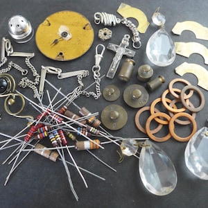 Gamla metalldelar Metallbitar Upphittade föremål Bulkparti Mix 50 st. Steampunk-parti Trash2Treasure Unik skräp Liten metallsamling