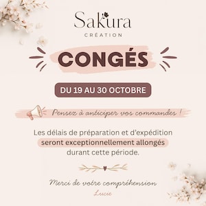 K&ouml;nnte beinhalten: Eine hellrosa Ank&uuml;ndigungsgrafik mit dem Text Sakura Cr&eacute;ation, CONG&Eacute;S, DU 19 AU 30 OCTOBRE, Pensez &agrave; anticiper vos commandes und einem Hinweis auf l&auml;ngere Bearbeitungszeiten, verziert mit kleinen wei&szlig;en Kirschbl&uuml;tenillustrationen.