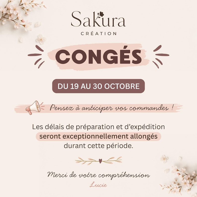 K&ouml;nnte beinhalten: Eine hellrosa Ank&uuml;ndigungsgrafik mit dem Text Sakura Cr&eacute;ation, CONG&Eacute;S, DU 19 AU 30 OCTOBRE, Pensez &agrave; anticiper vos commandes und einem Hinweis auf l&auml;ngere Bearbeitungszeiten, verziert mit kleinen wei&szlig;en Kirschbl&uuml;tenillustrationen.
