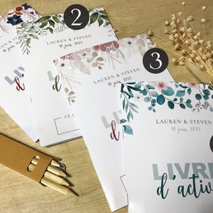 K&ouml;nnte beinhalten: Vier wei&szlig;e Aktivit&auml;tshefte mit der Aufschrift "LIVRET d'activit&eacute;s" und "LAUREN & STEVEN 10 juin 2023" auf der Vorderseite. Jedes Heft zeigt unterschiedliche florale Illustrationen in Blau-, Gr&uuml;n- und Rosat&ouml;nen, erg&auml;nzt durch eine kleine braune Pappschachtel mit Buntstiften.