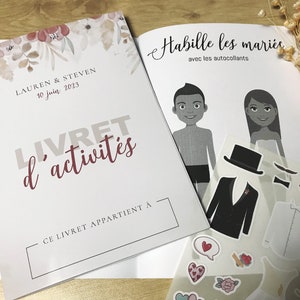 K&ouml;nnte beinhalten: Ein Hochzeits-Aktivit&auml;tenheft mit dem Titel LIVRET d'activit&eacute;s, den Namen Lauren & Steven und dem Datum 10. Juni 2023. Das ge&ouml;ffnete Heft zeigt Zeichentrickfiguren und einen Bogen mit Aufklebern, die Kleidung und Herzen darstellen.