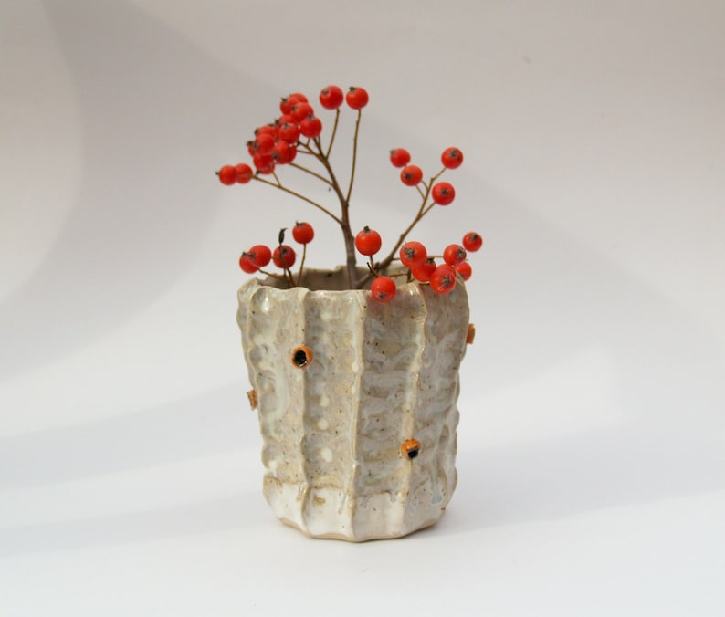 Keramik Vase, weiße dekorative Keramik, handgemachte moderne Tischdekoration, zeitgenössische Wohndekoration polnische Keramik Weihnachtsgeschenk Blumenvase Bild 1