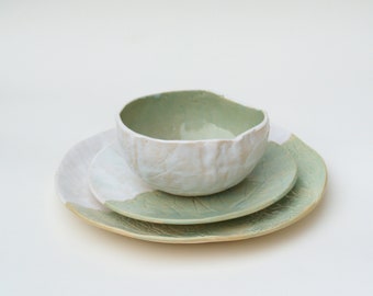 Ensemble : assiette plate, assiette latérale et bol, vaisselle en céramique, céramique faite main verte et blanche, poterie polonaise moderne, vaisselle artisanale