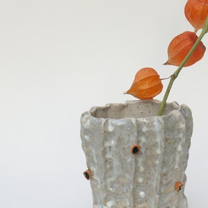 Keramik Vase, weiße dekorative Keramik, handgemachte moderne Tischdekoration, zeitgenössische Wohndekoration polnische Keramik Weihnachtsgeschenk Blumenvase Bild 5