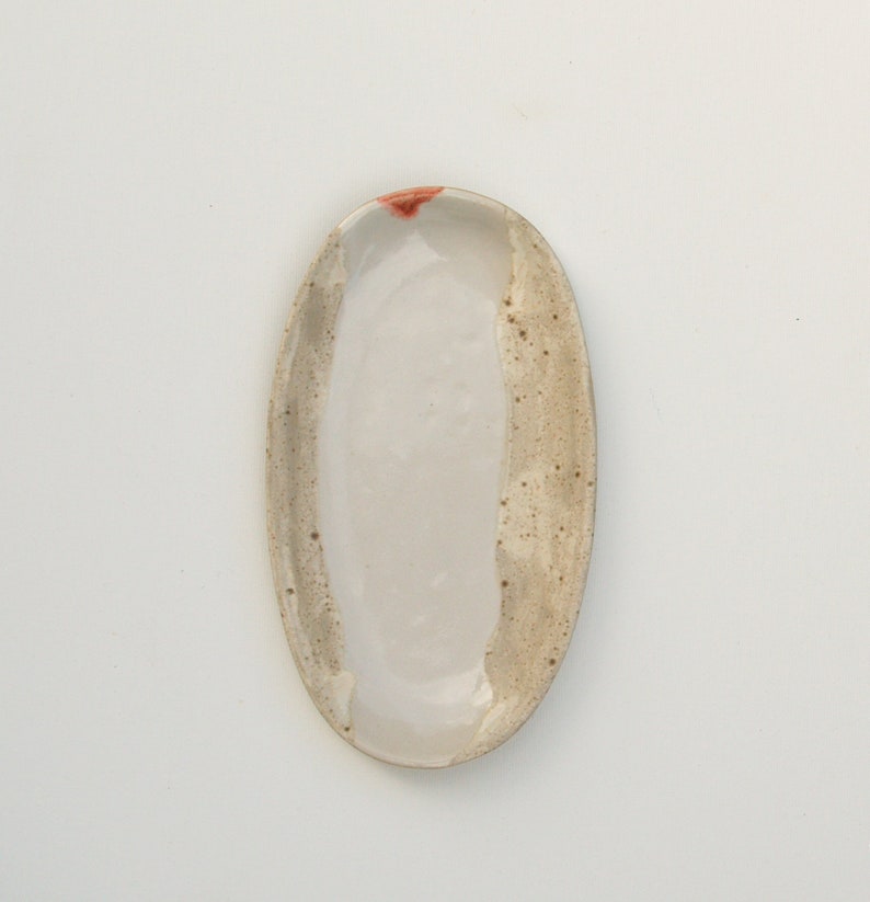 Plat de bijoux en céramique, poterie contemporaine, poterie polonaise, poterie jetée à la main, céramique en grès, céramique moderne, céramique faite à la main Blanc