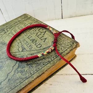 Handgemachtes Dunkelrotes Armband, geflochtenes Boho Armband, Tibetischer Mantra Knoten, verstellbares Unisex Freundschaftsband, Energie Glück Liebe Einheit