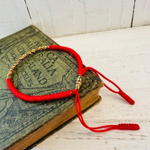 Handgemachtes rotes geknotetes Armband, geflochtenes Boho-Armband, tibetischer Mantra-Knoten, verstellbares Unisex Freundschaftsband, Energie Glück Liebe Einheit Geschenk