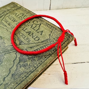 Handgemachtes rotes geknotetes Armband, geflochtenes Boho Armband, tibetischer Mantra Knoten, verstellbares Unisex Freundschaftsband, Energie Glück Liebe Einheit