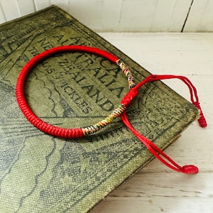 Handgemachtes rotes geknotetes Armband, geflochtenes Boho Armband, tibetischer Mantra Knoten, verstellbares Unisex Freundschaftsband, Energie Glück Liebe Einheit