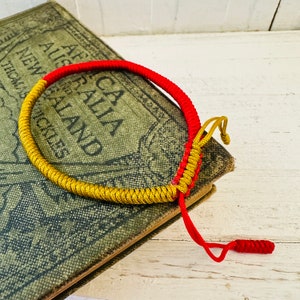 Handgemachtes Rot Gold Knoten Armband, geflochtenes Boho Armband, Tibetischer Mantra Knoten, verstellbares Unisex Freundschaftsband, Energie Glück Liebe Einheit