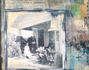 Arte de ensamblaje: Collage de niña - Medallón vintage, sello de París en el libro de Nancy Drew