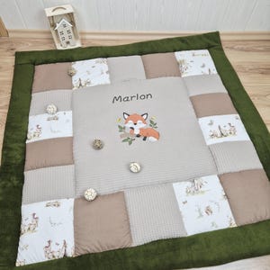 Alfombra de juegos gruesa con animales del bosque y un zorro en el centro * Tela tipo gofre beige con forro polar verde musgo * Alfombra de juegos para nacimiento o bautizo