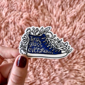 Hay vidrio por todas partes / calcomanía de votación demócrata de Kamala Harris / ilustración de flores de Converse de caña alta / apto para lavavajillas / 3” x 1.8”