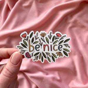 Adesivo de lembrete Be Nice | espalhe alegria || 3”x1,84” || Adesivo à prova d’água para garrafas de água e laptops