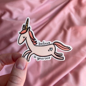 Einhorn Sticker “Believe in yourself” || 6,5 cm x 7,5 cm || Spülmaschinenfester Aufkleber für Wasserflaschen und Laptops