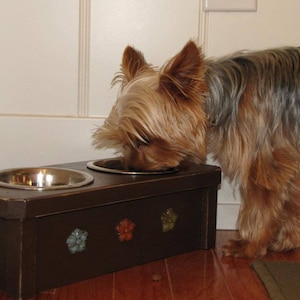 Double bowl raised pet food feeding station for cat or small dog, with 2 stainless steel bowls