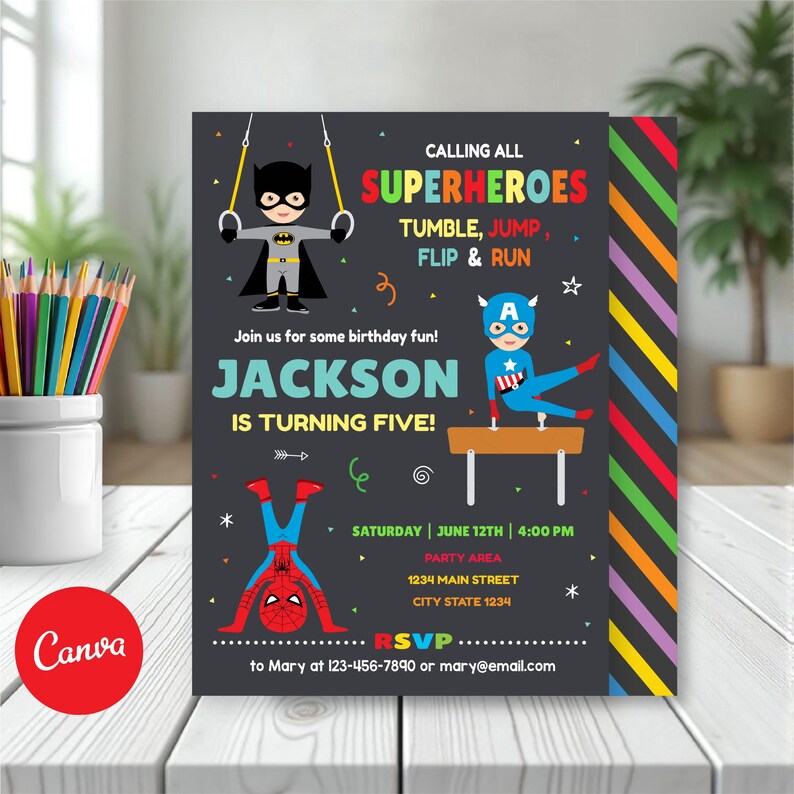 Puede incluir: Una invitaci&oacute;n de fiesta de cumplea&ntilde;os con tem&aacute;tica de superh&eacute;roes con un fondo gris oscuro. La invitaci&oacute;n presenta ilustraciones de Batman, Capit&aacute;n Am&eacute;rica y Spider-Man. El texto incluye "Calling All Superheroes" y detalles de la fiesta para el quinto cumplea&ntilde;os de Jackson.