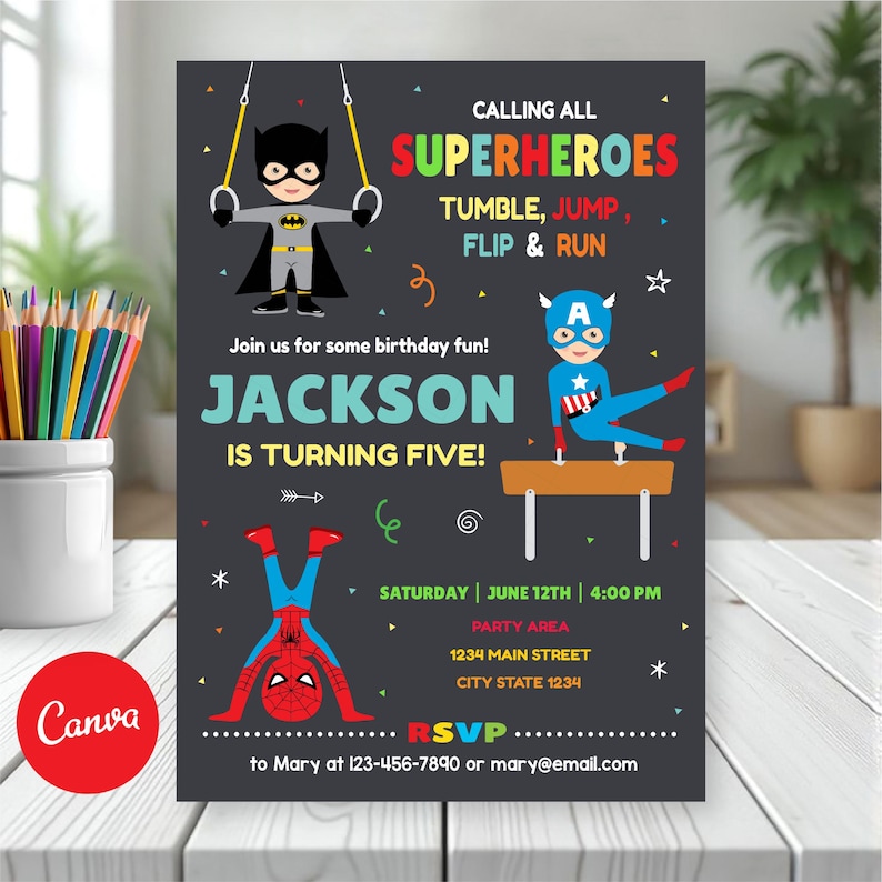 Puede incluir: Invitaci&oacute;n de fiesta de cumplea&ntilde;os con tem&aacute;tica de superh&eacute;roes con ilustraciones de Batman, Capit&aacute;n Am&eacute;rica y Spider-Man. La invitaci&oacute;n incluye el texto "Calling All Superheroes" y detalles de la fiesta, incluido el nombre "Jackson" y la informaci&oacute;n de RSVP.