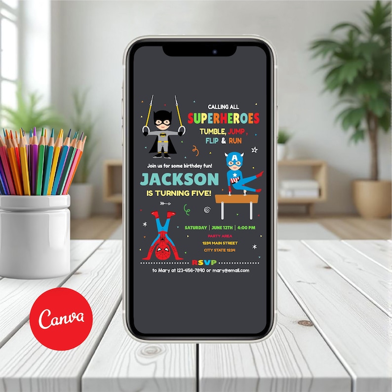 Puede incluir: Un smartphone muestra una invitaci&oacute;n de cumplea&ntilde;os con gr&aacute;ficos de superh&eacute;roes. La invitaci&oacute;n dice "Llamando a todos los superh&eacute;roes" e incluye el texto "&iexcl;Jackson cumple cinco a&ntilde;os!" El dise&ntilde;o presenta ilustraciones de Batman, Capit&aacute;n Am&eacute;rica y Spider-Man.