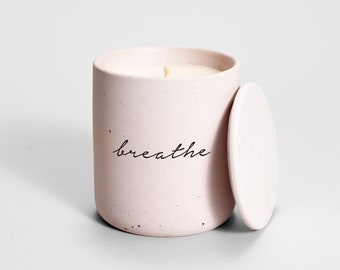 Bougie de soja Breathe | Médio | 4 couleurs de béton | bougie à message | bougie de soja personnalisée | bougie personnalisée | cadeau d'entreprise | cadeau de mariage |