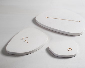 White Concrete asymmetric tray | Small | jewelry dish | catchall tray | desk organizer | modern decor | keys tray | jewelry display | beton