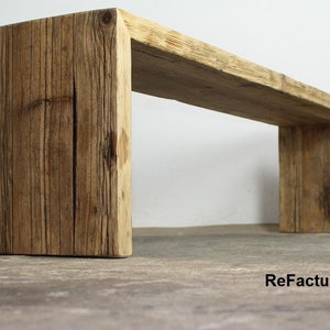 Pu&ograve; includere: Panca in legno rustico dall'aspetto naturale e invecchiato. La panca &egrave; costruita con spesse assi rettangolari di legno, che mostrano la venatura e la consistenza. Il design &egrave; semplice e robusto, con due supporti verticali e una seduta orizzontale. Misura circa 150 cm di lunghezza.
