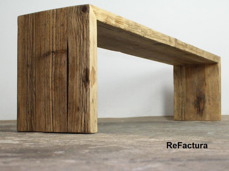 Pu&ograve; includere: Panca in legno rustico dall'aspetto naturale e invecchiato. La panca &egrave; costruita con spesse assi rettangolari di legno, che mostrano la venatura e la consistenza. Il design &egrave; semplice e robusto, con due supporti verticali e una seduta orizzontale. Misura circa 150 cm di lunghezza.