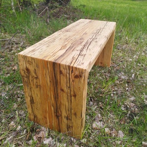 Pu&ograve; includere: Panca rustica in legno dall'aspetto naturale e non rifinito. La panca &egrave; realizzata con un unico pezzo di legno chiaro, che mostra le venature e i nodi. La panca misura circa 122 cm di lunghezza, 41 cm di larghezza e 46 cm di altezza.