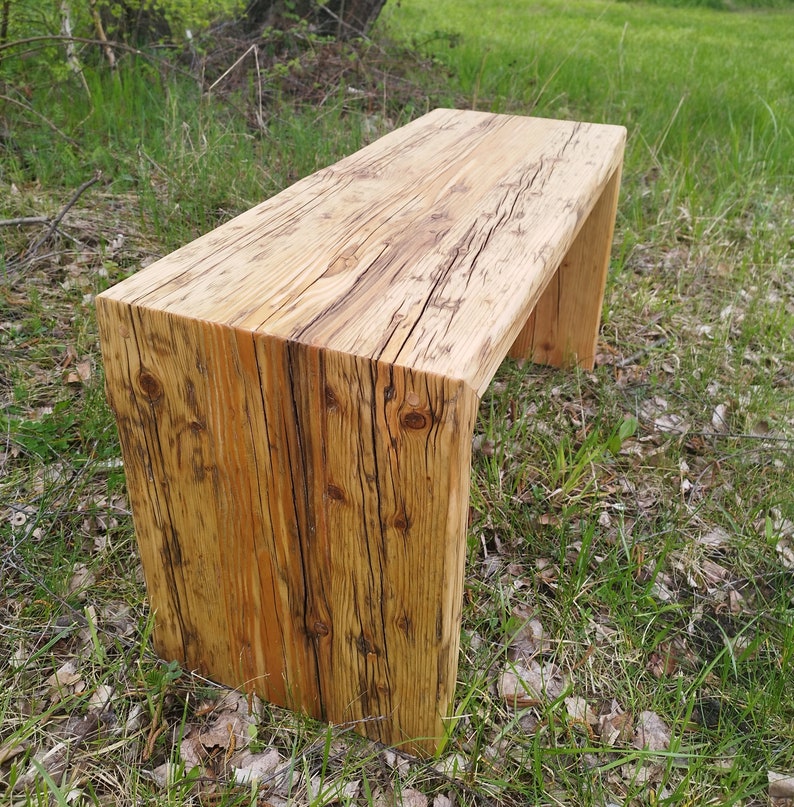 Pu&ograve; includere: Panca rustica in legno dall'aspetto naturale e non rifinito. La panca &egrave; realizzata con un unico pezzo di legno chiaro, che mostra le venature e i nodi. La panca misura circa 122 cm di lunghezza, 41 cm di larghezza e 46 cm di altezza.