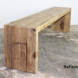 Pu&ograve; includere: Panca rustica in legno dall'aspetto naturale e invecchiato. La panca &egrave; costruita con spesse assi di legno di recupero, che mostrano venature e nodi visibili. Il design presenta una seduta rettangolare sostenuta da due gambe massicce a forma di blocco. La panca misura circa 152 cm di lunghezza.