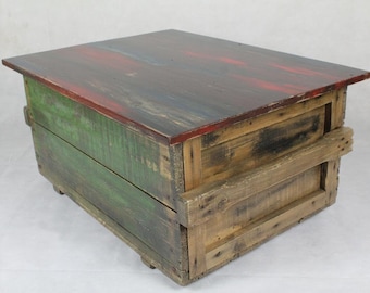 Mesa de centro hecha con cajas militares y madera de palé.