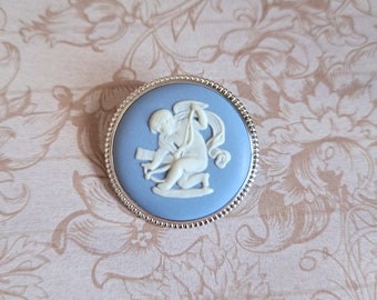 Vintage Wedgwood Blue Jasperware Cameo Brosche Mittelgroße Rundnadel, Sterling Silber Halterung Cupid Aufziehen Sein Bogen 1950er-80er Jahre, Geschenkbox
