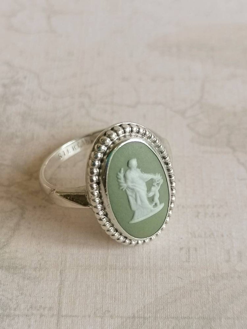 US-6.5 Wedgwood Ring Sage Green Jasper Cameo of Venus /& Cupid Size Small Fit UK: N Sterling Silver c1960s Oval Beaded Bezel Gift Boxed
