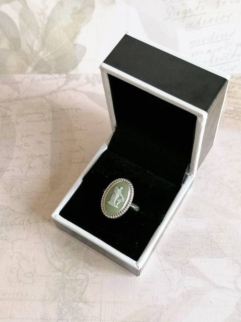 US-6.5 Wedgwood Ring Sage Green Jasper Cameo of Venus /& Cupid Size Small Fit UK: N Sterling Silver c1960s Oval Beaded Bezel Gift Boxed