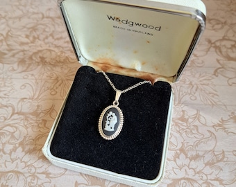 Collana con ciondolo piccolo Jasperware Wedgwood nero, argento sterling completamente HM 1973, cammeo della mitologia classica di Medea, opzioni catena e scatola
