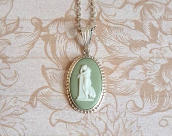 Pendentif vintage Wedgwood camée en jaspe vert sauge, mythe grec Andromaque, argent sterling des années 1960-70, nouvelle chaîne recyclée 925, nouvelle boîte cadeau