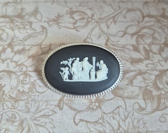 Vintage Wedgwood Black Jasperware Brosche Sterlingsilber, 1960s-70s Steingut, neoklassische Cameo Opferszene Amor Götter, neue Geschenk-Box