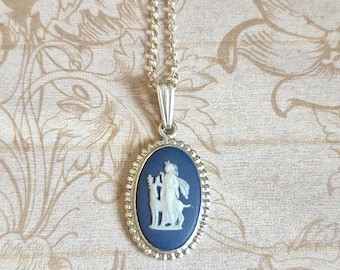 Royalblauer Wedgwood Diana The Hunter Jasper-Kamee-Anhänger mit Artemis-Motiv und Hirschmotiv, Vintage, vollständig punziertes Sterlingsilber, 70er/80er Jahre, Geschenkbox