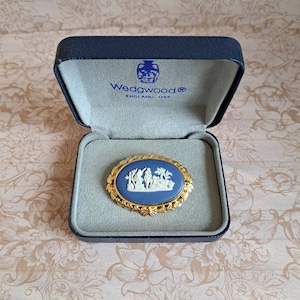 Royal Blue Wedgwood Jasperware Cameo Brooch Judgment of Hercules 18 KGP Acanthus Border Corinthian Collection c1980s/70s Optional Box VGC