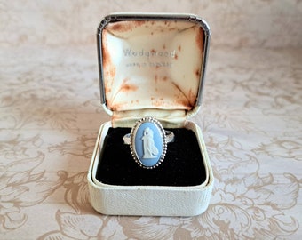 Bague vintage en Wedgwood, camée ovale en jaspe bleu, argent sterling poinçonné Andromaque, chute de Troie, mythologie grecque des années 70, boîte en option