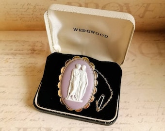 Very Rare Lilac Wedgwood Jasper Brooch, 9 Carat Gold Setting Extra Large Cameo Two Graces Fully Hallmarked 375 1961 Original Box, New Chain