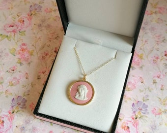 9ct goud roze Wedgwood Jasperware Cameo klassieke Muse naar links gericht 1995 in nieuwe 9 karaats montage & ketting nieuwe roze doos originele presentatiekaart