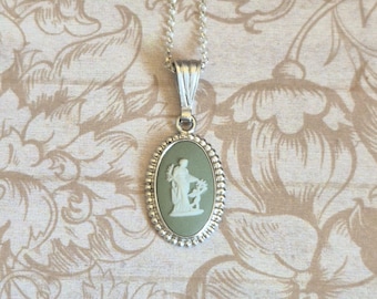 Ciondolo vintage Wedgwood piccolo con cammeo in diaspro verde salvia, delicato classico Venere e Cupido, argento sterling, anni '60-'70, nuova confezione regalo