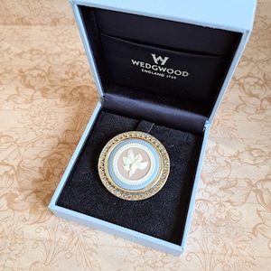 Wedgwood Lilac Tricolour Jasperware Large Orchid Cameo Brooch, Hallmarked Sterling Silver 2005, Austrian Crystal Border, Original Box VGC